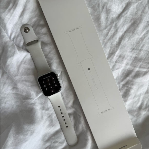 Apple Watch SE - Picture 2 of 7